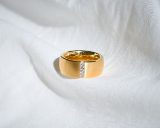 Edelstahl-Ring gelbgold beschichtet mit Zirkonia 52